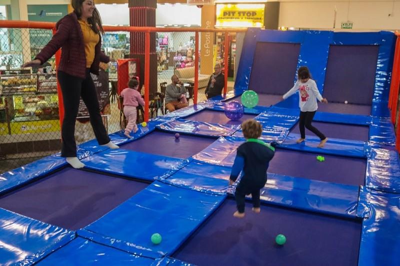 Estrutura com 12 camas elásticas e piscina de bolinhas é atração no Criciúma Shopping