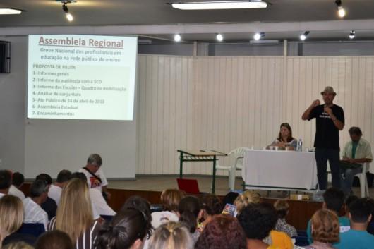 Em assembleia, professores discutem rumos da mobilização de greve
