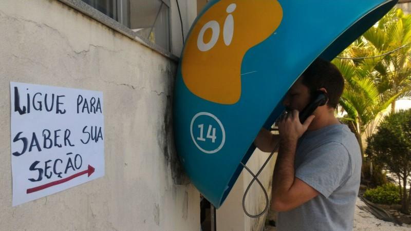 Eleitores acham seção através de orelhão no Marcos Rovaris