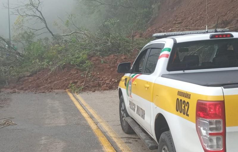 Queda de barreira provoca interdição do trânsito na Serra do Rio do Rastro