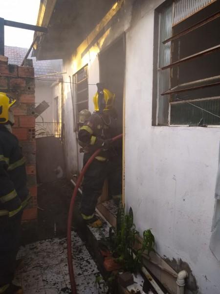 Residência é atingida por incêndio em Tubarão