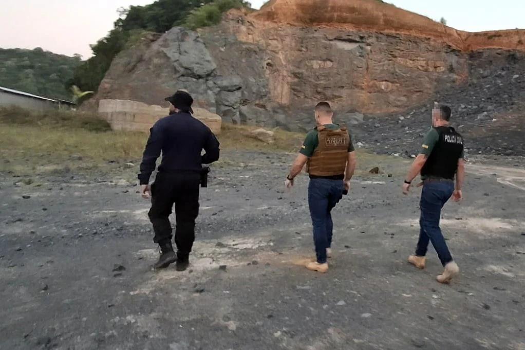Operação do Gaeco para apurar irregularidades na exploração mineral cumpre mandado em Criciúma