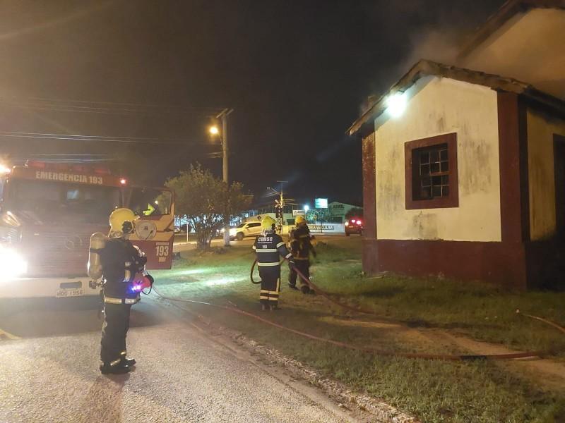 Bombeiros combatem incêndio na antiga estação do Agente Ferroviário em Morro da Fumaça