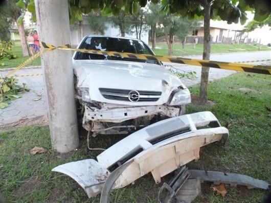 Motorista derruba duas árvores, atravessa a rua e colide em poste