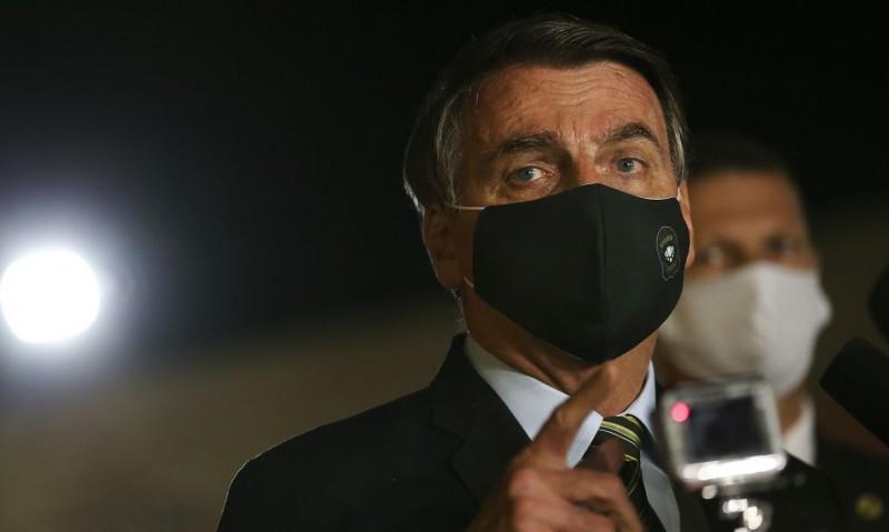 Bolsonaro diz que novo teste para Covid-19 deu negativo