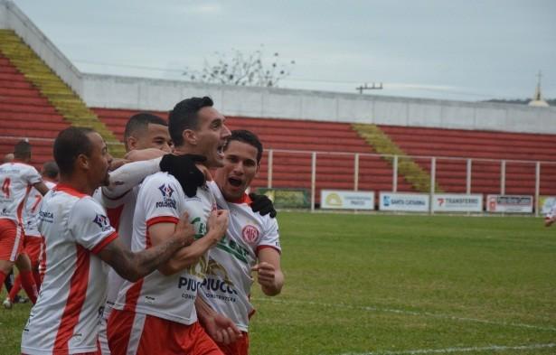 Hercílio Luz ganha a primeira no returno