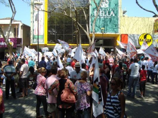 Candidatos buscam voto do eleitor na Avenida Centenário e Praça Nereu Ramos