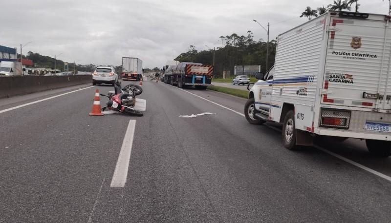 Caminhão com placas de Capivari de Baixo se envolve em acidente com óbito na BR-101 em Joinville