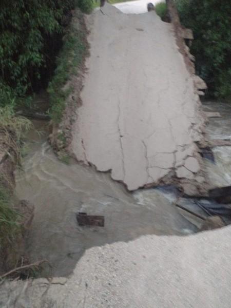 Vídeo: Ponte desaba em Cocal do Sul; deslizamento de terra na SC-108 causa rompimento de adutoras 