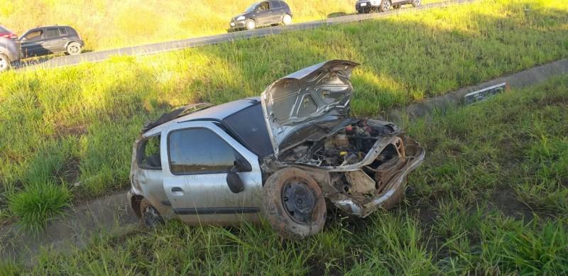 Motorista perde o controle da direção, sai da pista e capota carro na Via Rápida