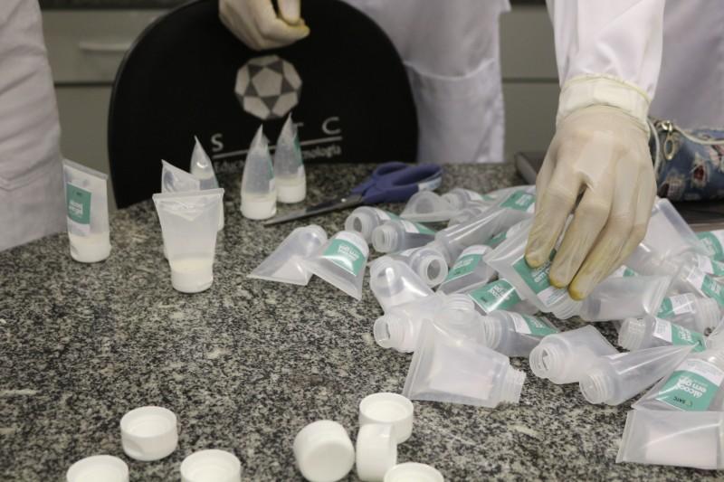Alunos da Satc produzem álcool em gel para combater coronavírus