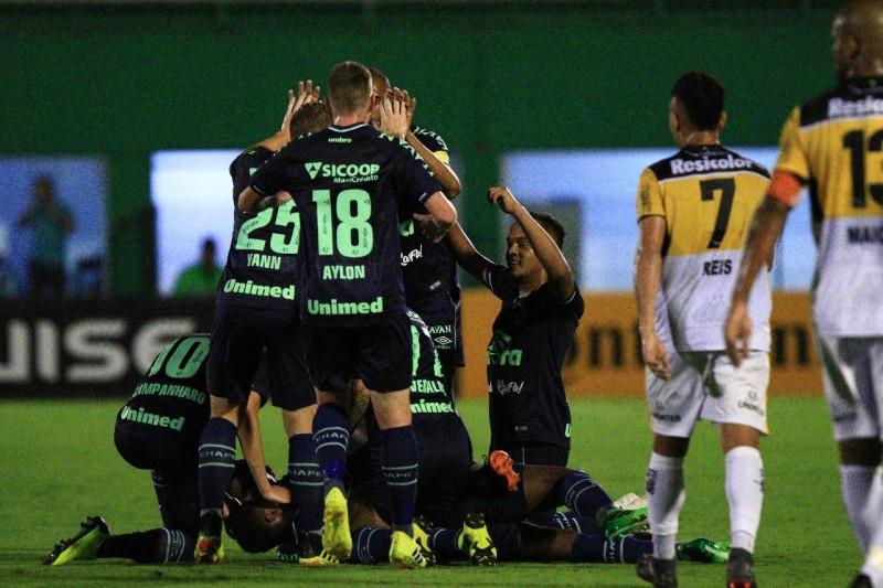 Criciúma sai atrás, reage, mas perde no fim em Chapecó