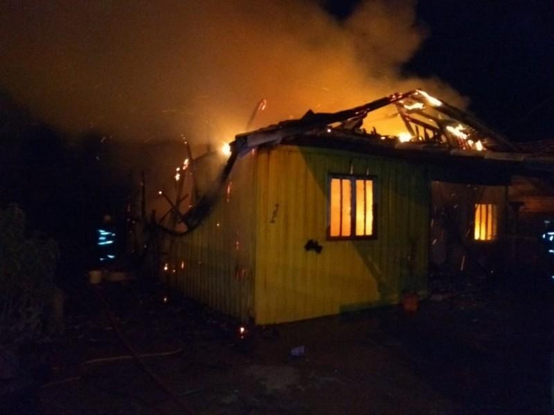 Incêndio destrói residência em Tubarão 