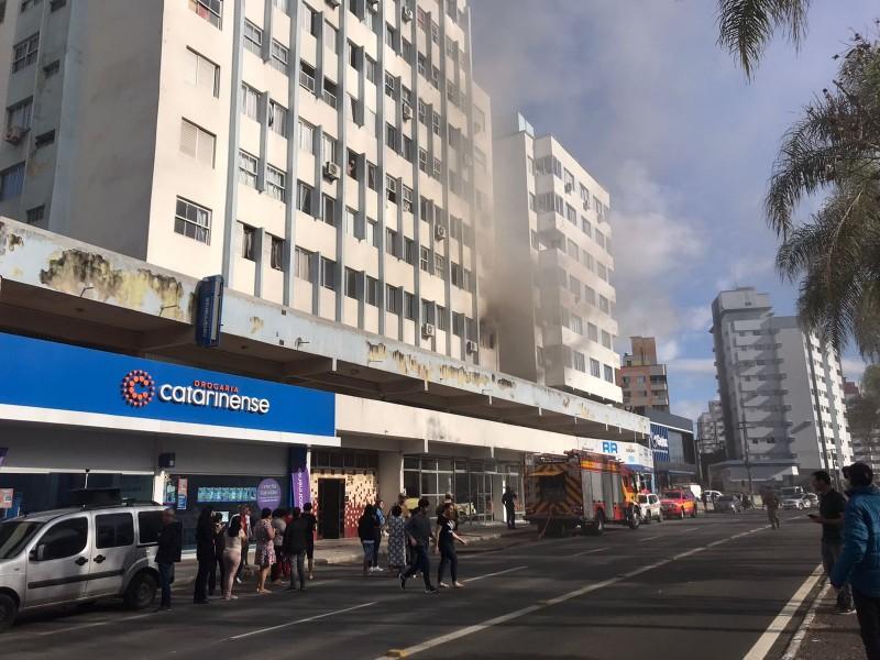 Fogo em apartamento mobiliza bombeiros no Centro de Criciúma 