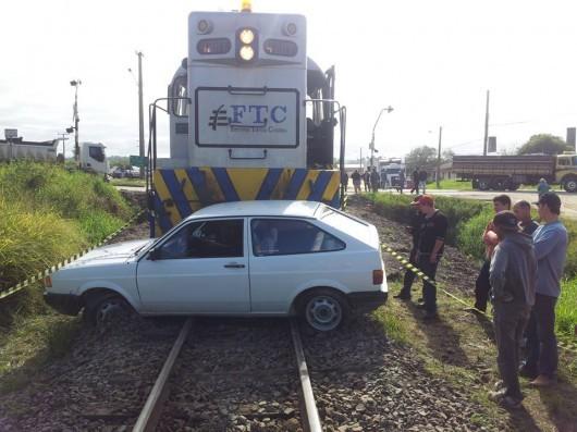 Em Morro da Fumaça, locomotiva colide em veículo que estava sobre o trilho