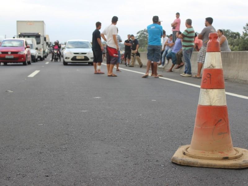 Moradores do bairro Quarta Linha fecham BR-101