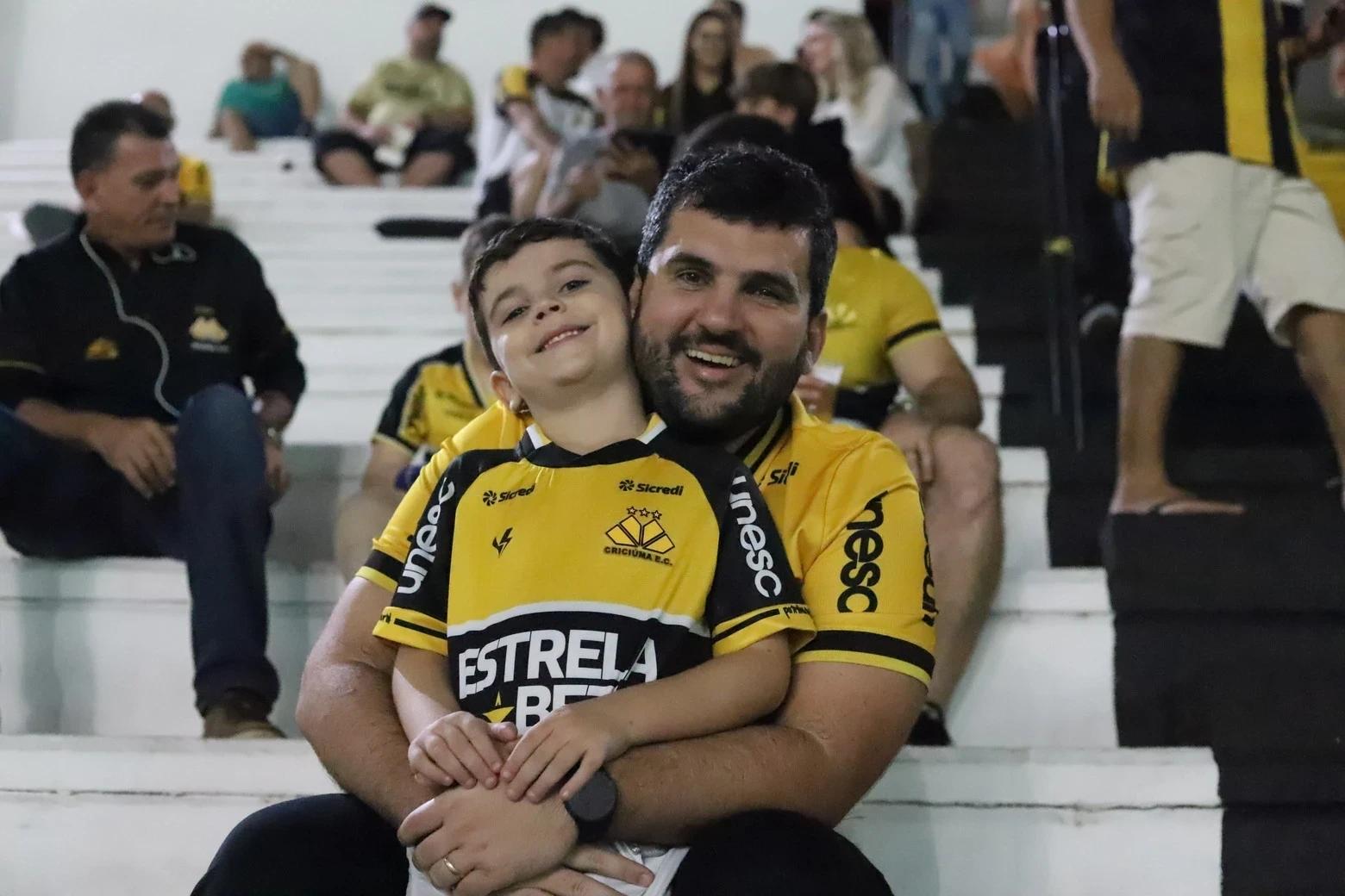 Torcida carvoeira comemora primeira vitória na Série B