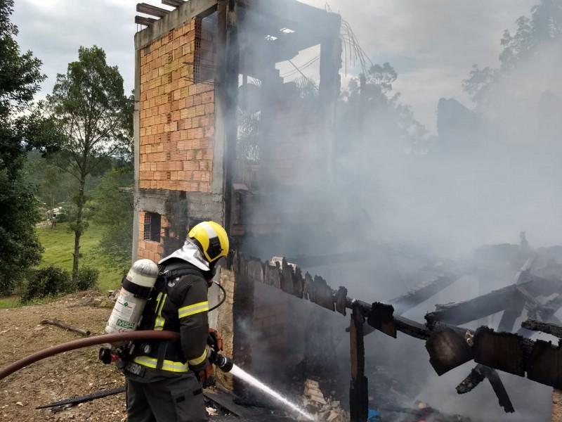 Em Lauro Müller, residência é consumida pelo fogo 