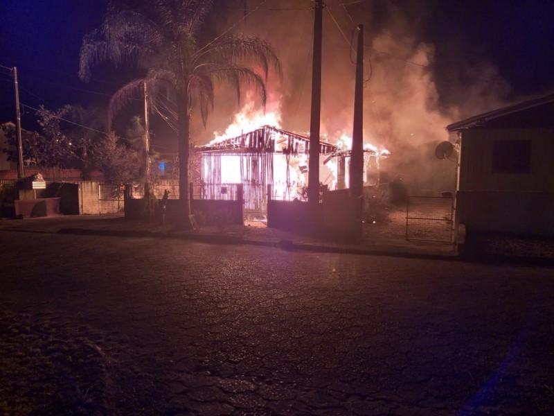 Homem morre queimado durante incêndio em residência
