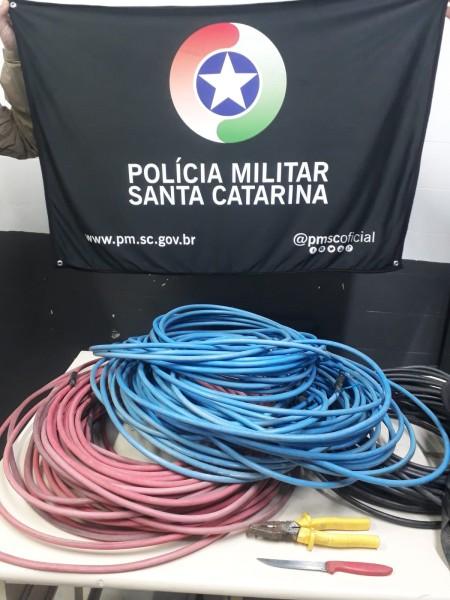 Criciúma: em menos de trinta minutos, PM prende dois homens e recupera cerca de 30 quilos de fios