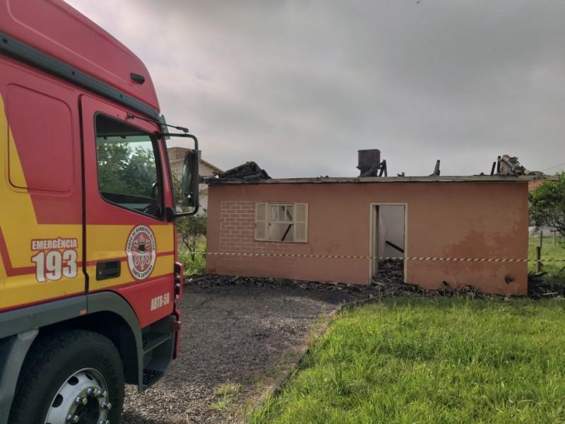 Residência é parcialmente destruída por incêndio em Jacinto Machado