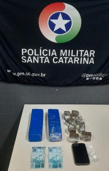 Com quase dois quilos de maconha, jovem tenta evitar abordagem mas é preso em Criciúma