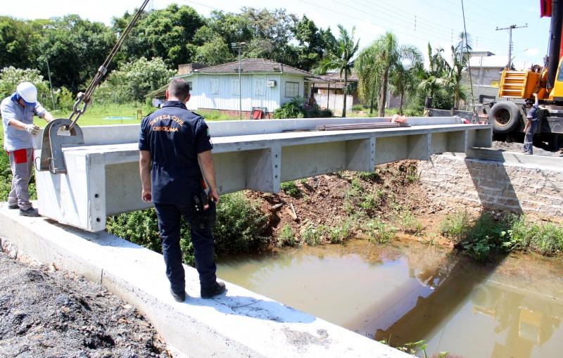 Prefeitura de Criciúma instala ponte no bairro Primeira Linha