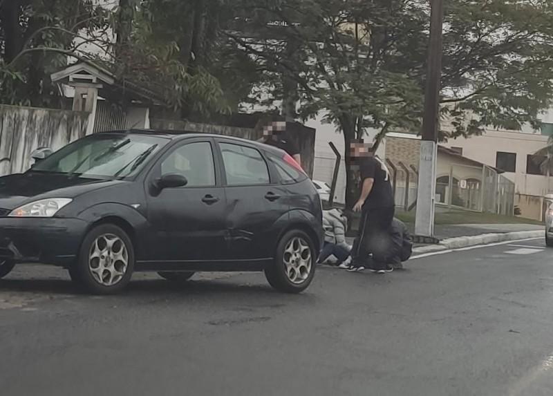 Carro atropela criança no bairro Santa Bárbara