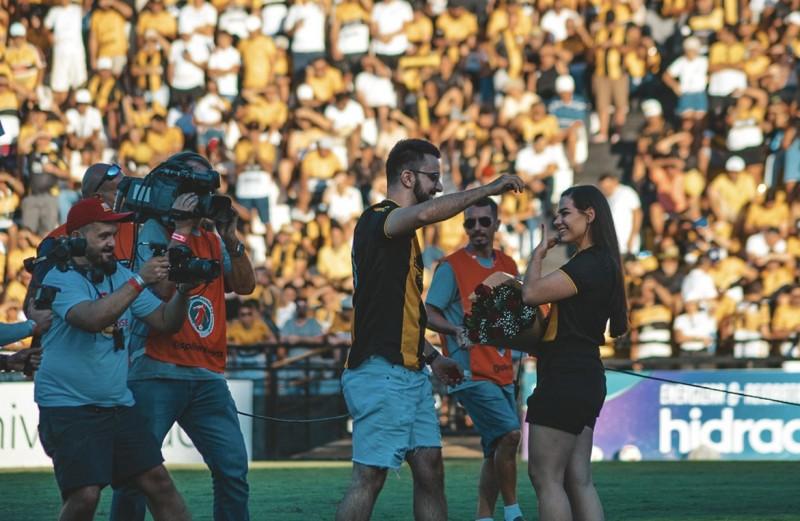 Dia do sim: no Majestoso, torcedor do Tigre pede namorada em casamento no intervalo da final