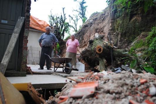 Casal que teve casa soterrada em Criciúma espera ajuda da prefeitura