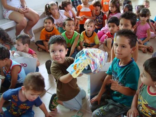 Anjo Tintas faz festa para cerca de 100 crianças