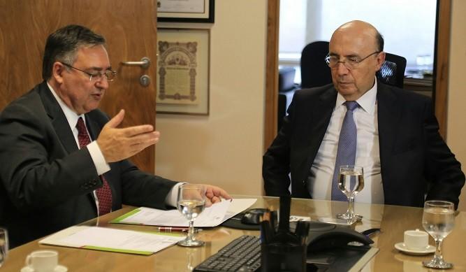 Governador refere investigação da PF contra secretária