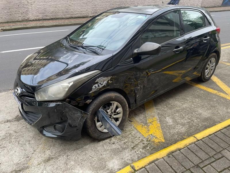 Colisão entre carros é registrada na rua Hercílio Luz em Criciúma