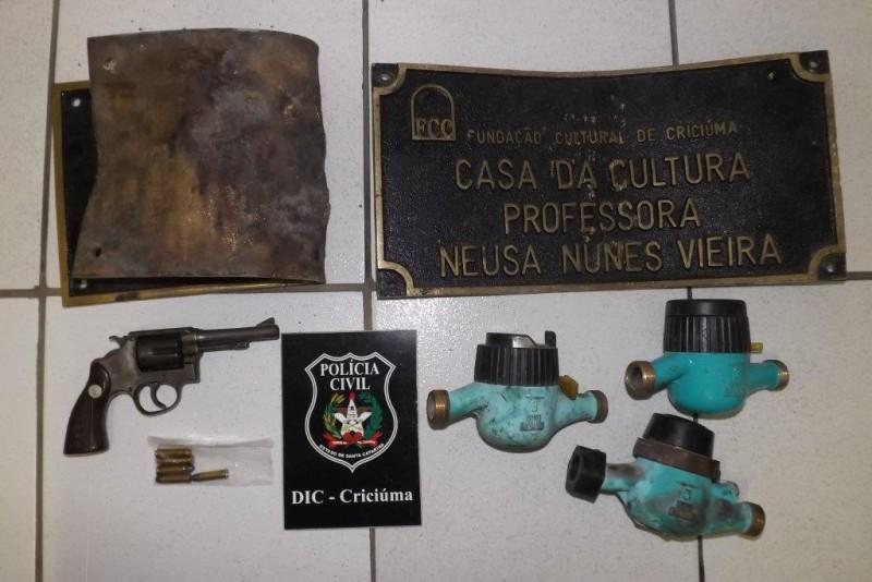 DIC encontra objetos furtados, animais silvestres e arma em Ferro Velho 