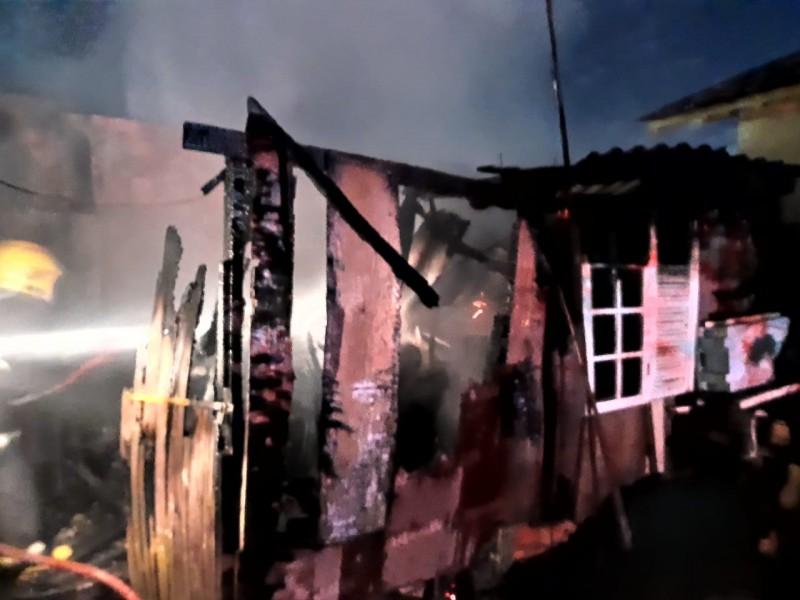 Incêndio atinge depósito de ferramentas em Laguna