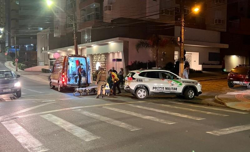 Motociclista fica ferida em acidente no Centro de Criciúma