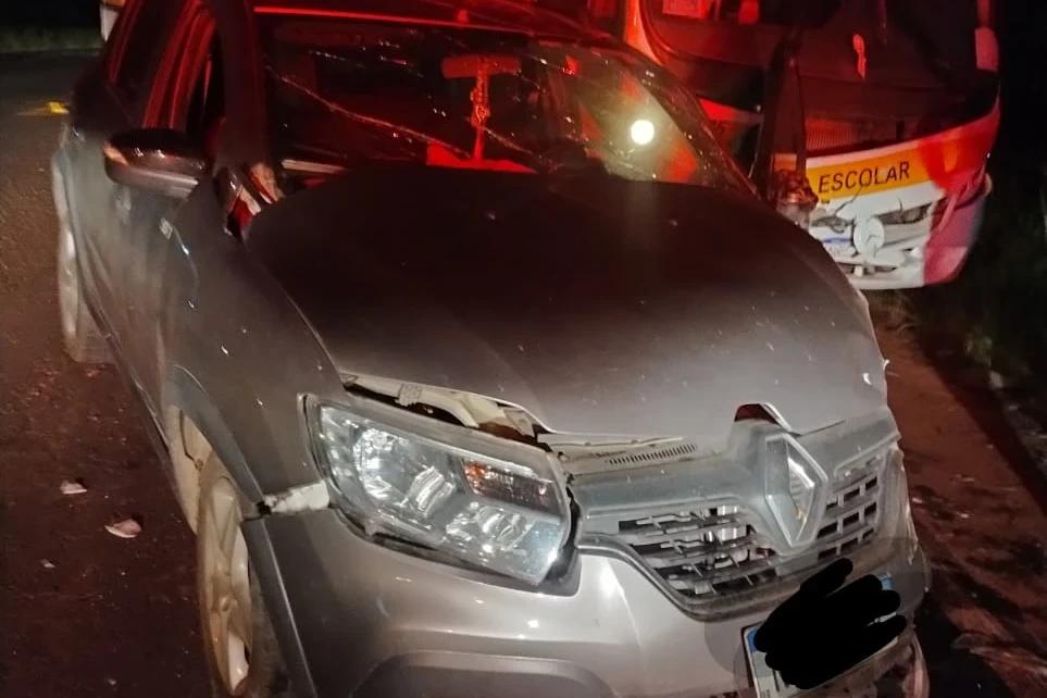 Motorista fica ferido após colidir carro contra ônibus escolar