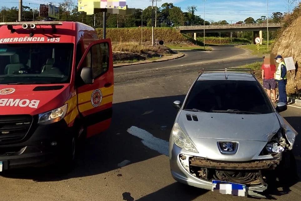 Jovem tem pé amputado após grave acidente entre carro e moto