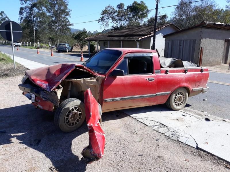 Mulher morre após colisão entre carro e moto na SC-390 