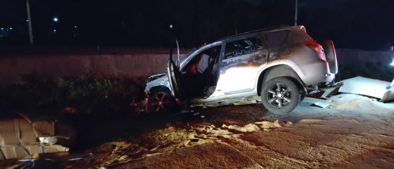 Carga de caminhão se desprende e provoca acidente envolvendo três veículos em Capivari de Baixo