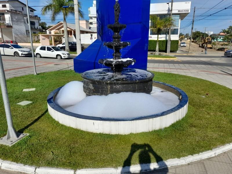 Vandalismo:  chafariz da Praça das Águas amanhece com espuma em Araranguá