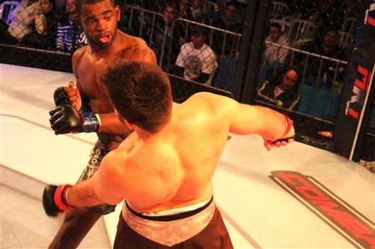 Força e técnica: noite de sábado foi de disputas de MMA em Criciúma