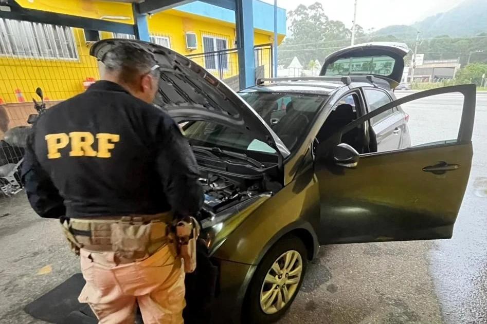 Carro roubado em São Paulo é recuperado em Santa Catarina