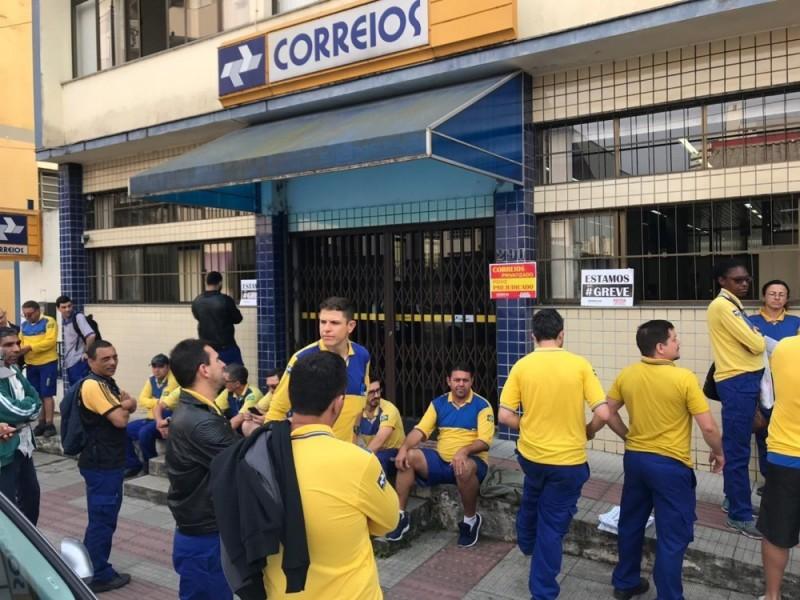 Funcionários dos Correios completam nove dias de greve em Criciúma e região 