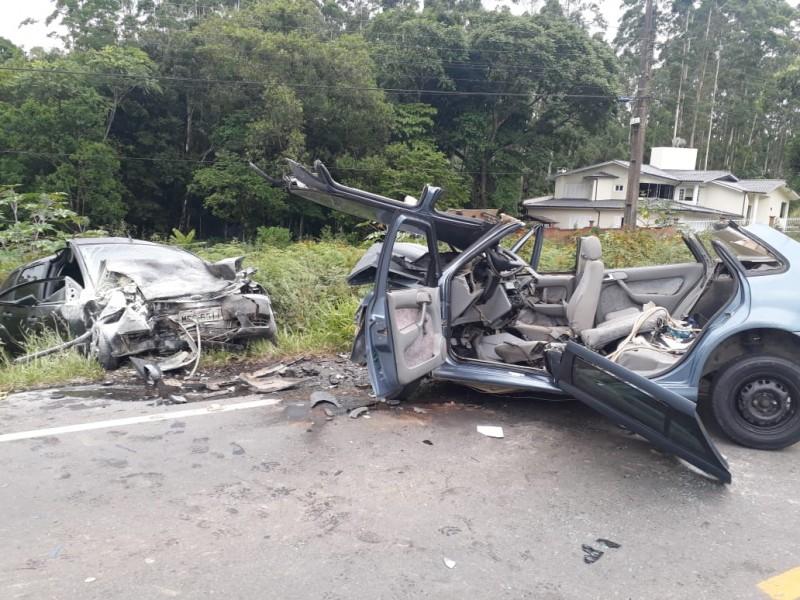 Colisão frontal provoca uma morte e deixa cinco feridos na SC-108
