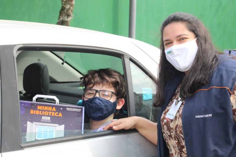 Sentimento de gratidão durante drive-thru da Escola S