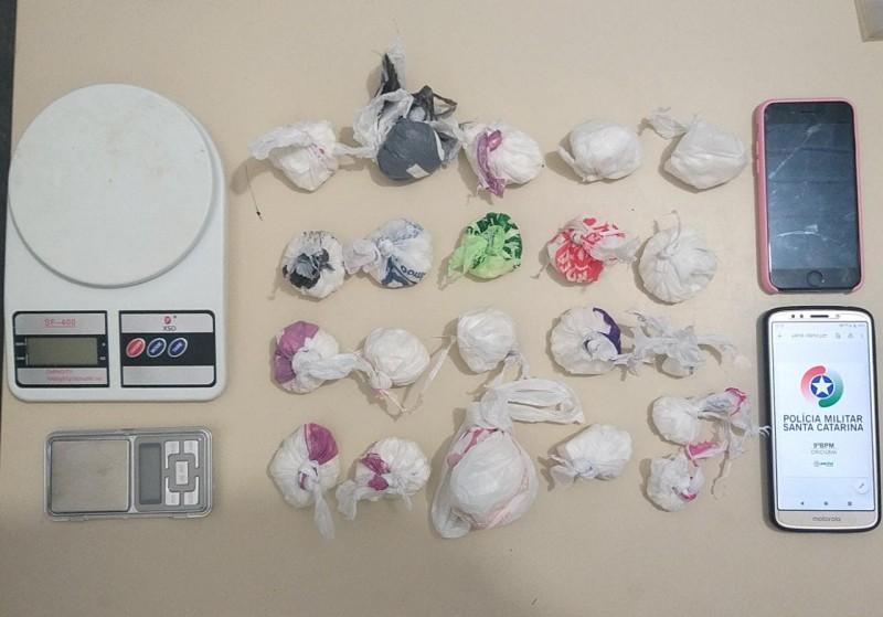 Polícia Militar apreende 525 gramas de cocaína e duas balanças de precisão