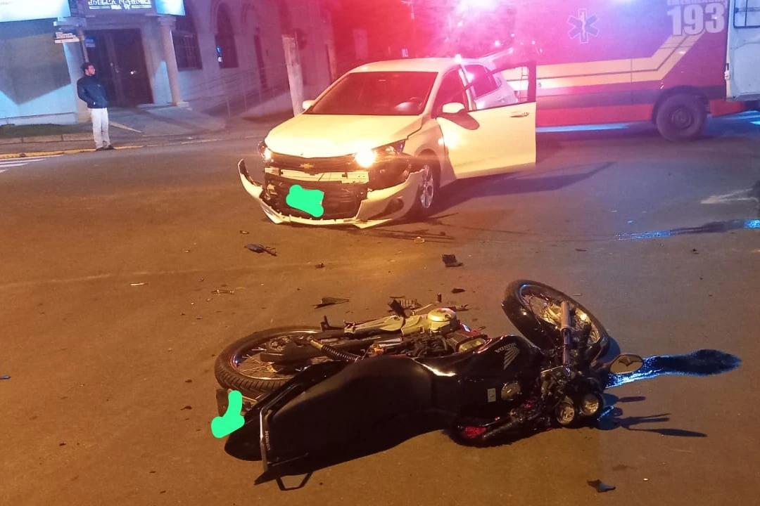 Motociclista fica ferido após colisão frontal com carro