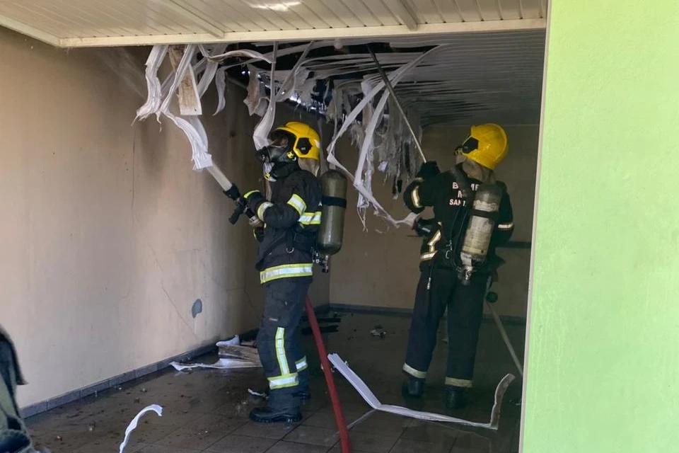 Garagem e depósito de ferramentas pegam fogo em Araranguá
