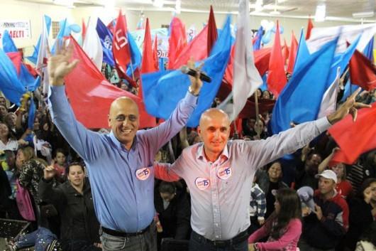 Junto com deputados Jairo e Naelti discursam no bairro Pedreiras